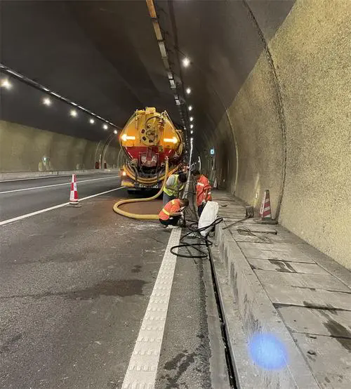 龙川隧道排水渠清淤